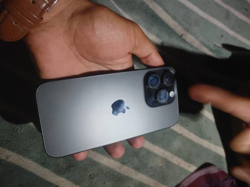 Apple iPhone 16 Pro 0