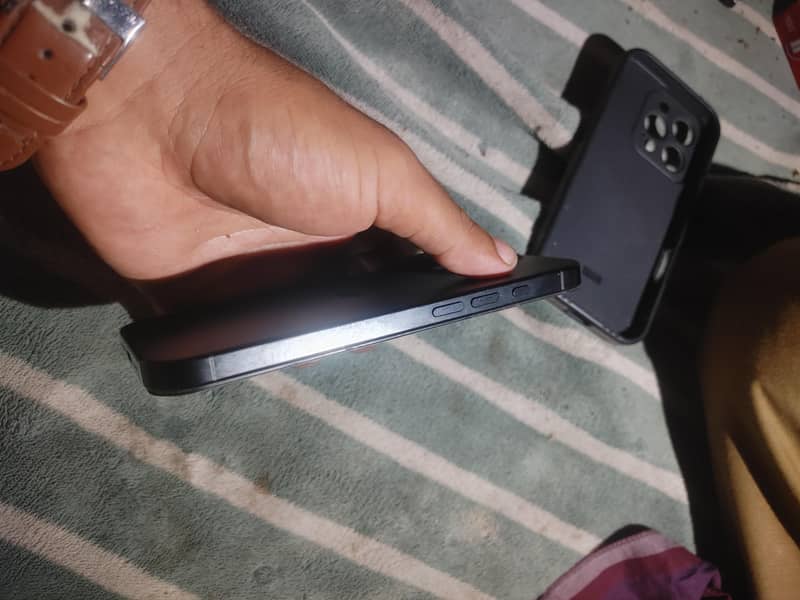 Apple iPhone 16 Pro 3
