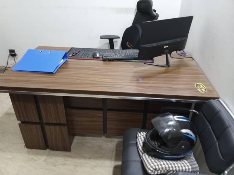 Brown Executive Table With Side Table 0