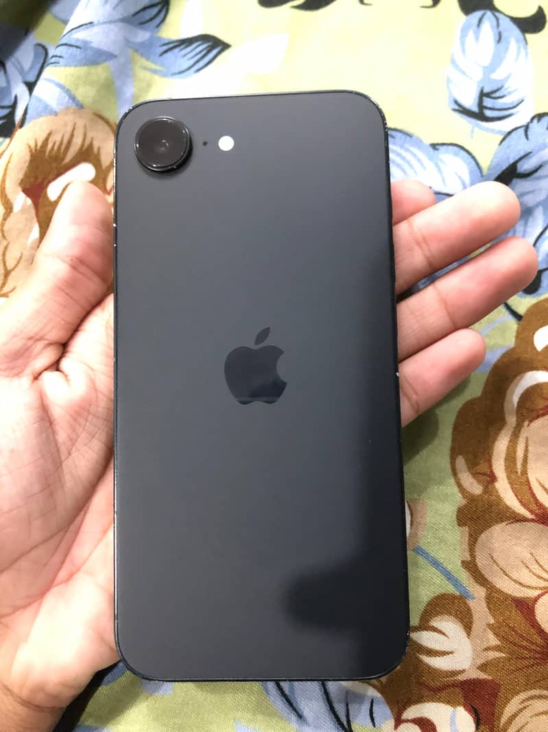iPhone 16e 3
