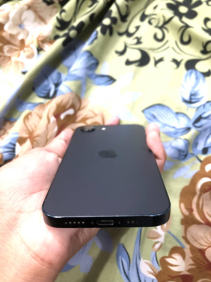 iPhone 16e 4