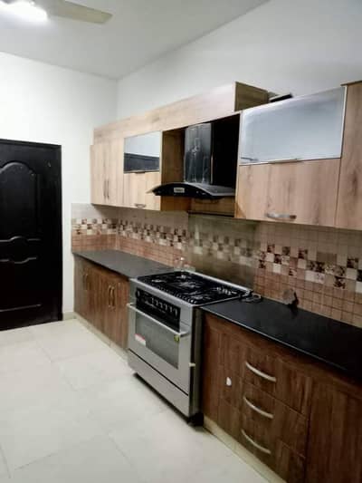 10 MARLA WELL MAINTAIN FLAT FOR RENT