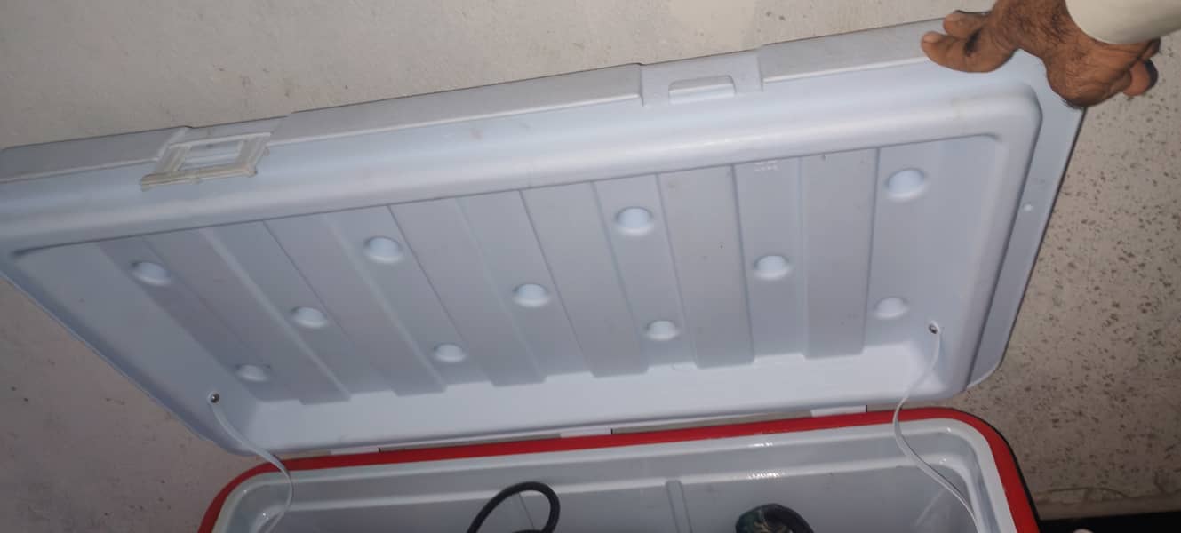 Cold storage box 8
