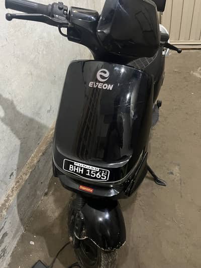 Eveon electric scouty in black colour