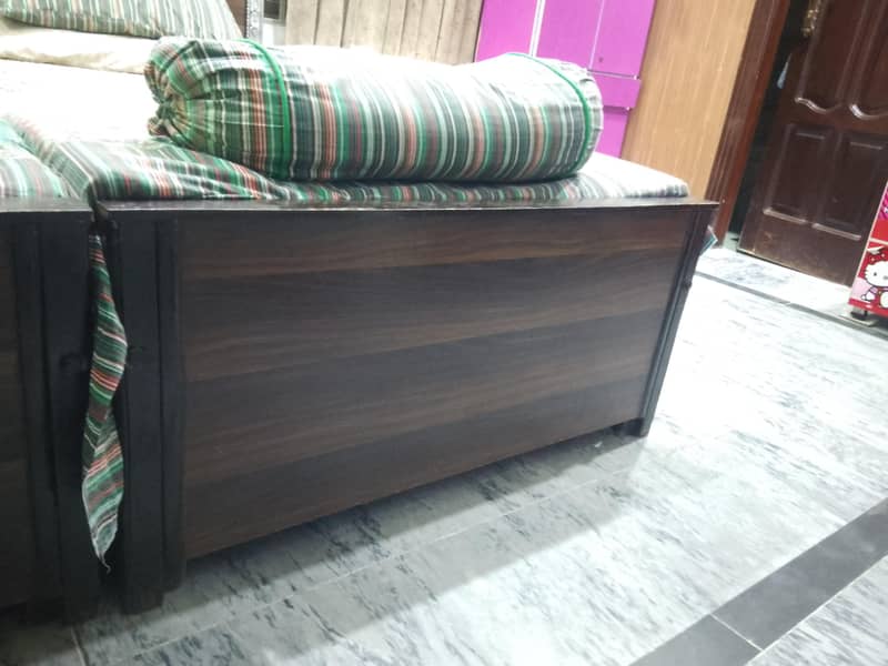 2 single beds 4