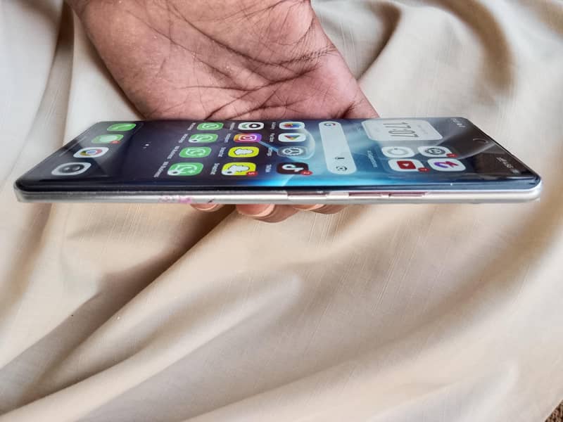 Tecno CAMON 40 Pro 4