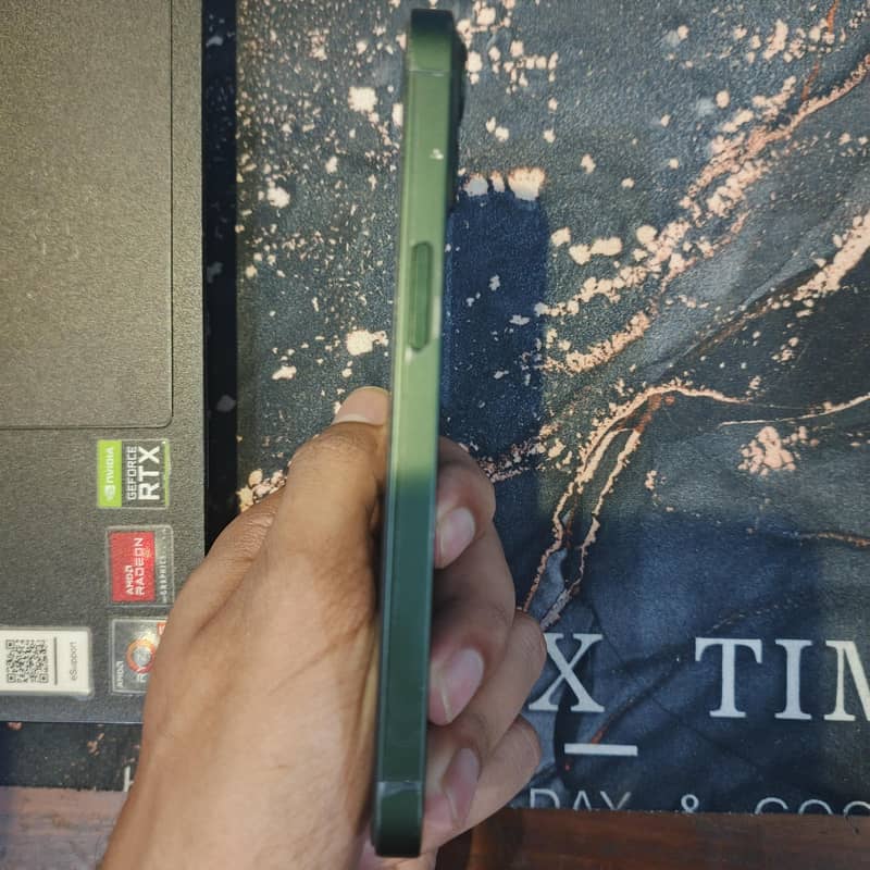 Apple iPhone 13 5