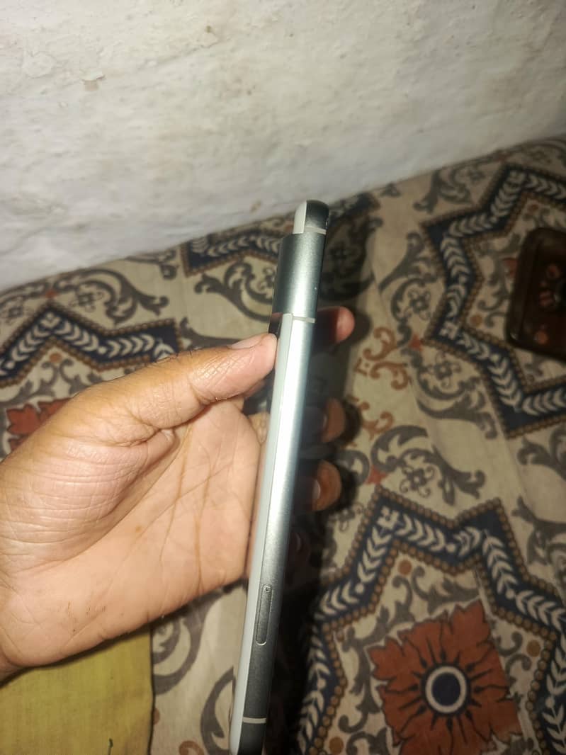 Google Pixel 8 4