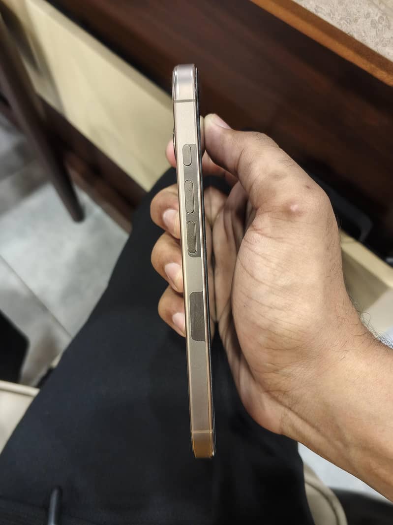 Apple iPhone 16 Pro 2