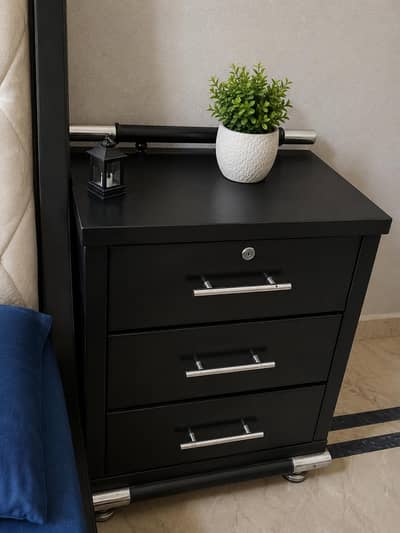 King size bed set 1 bed 2 side tables and 1 dressing table