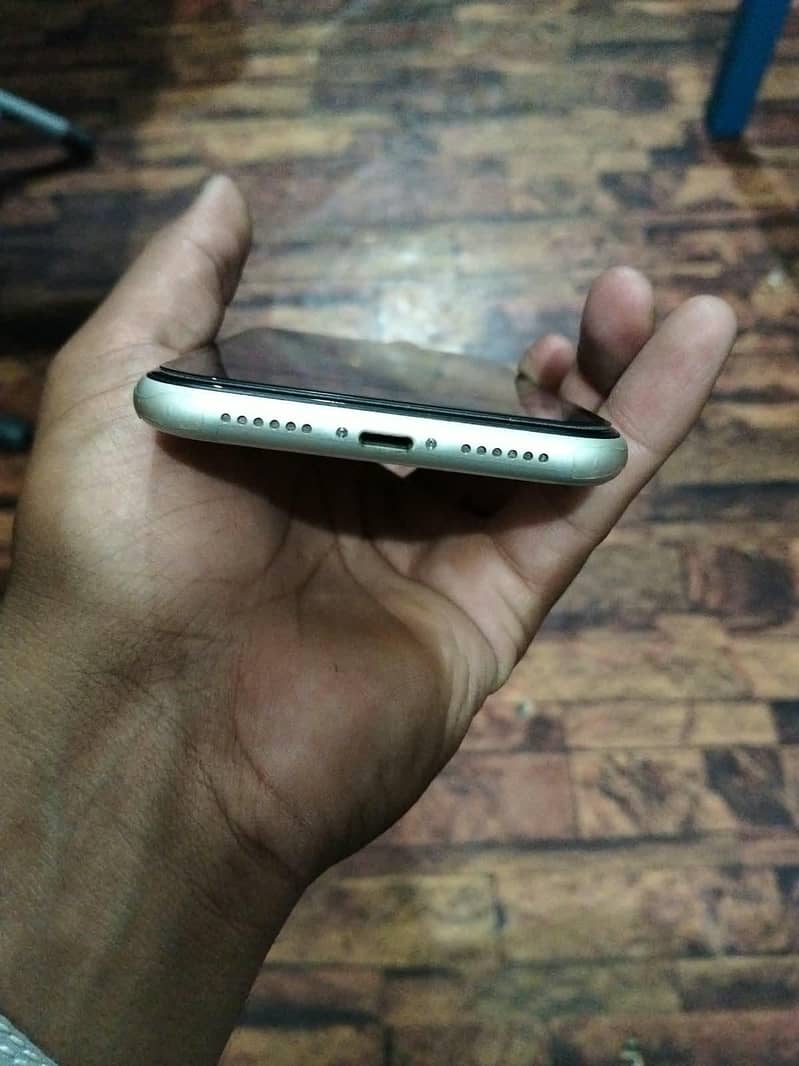Apple iPhone 11 3