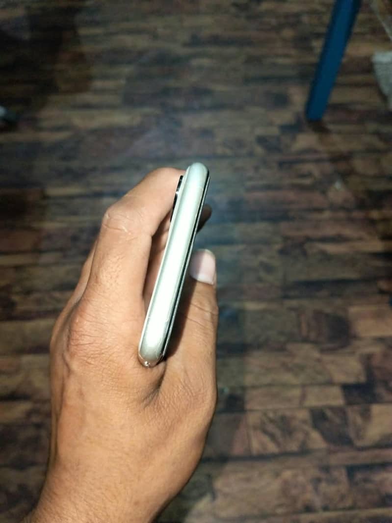 Apple iPhone 11 4