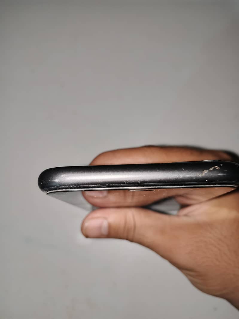 Apple iPhone 11 4