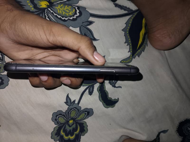 Apple iPhone 11 4