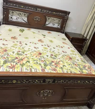 Complete Bedroom Set. Wooden. Brown. 7/10.