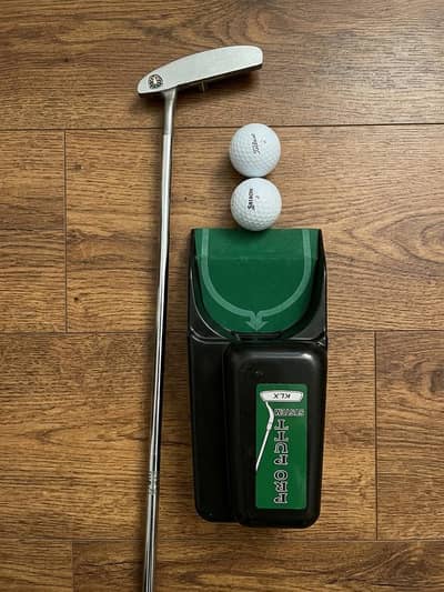 Automatic ball-return putting cup with putter and 2 Titleist. balls