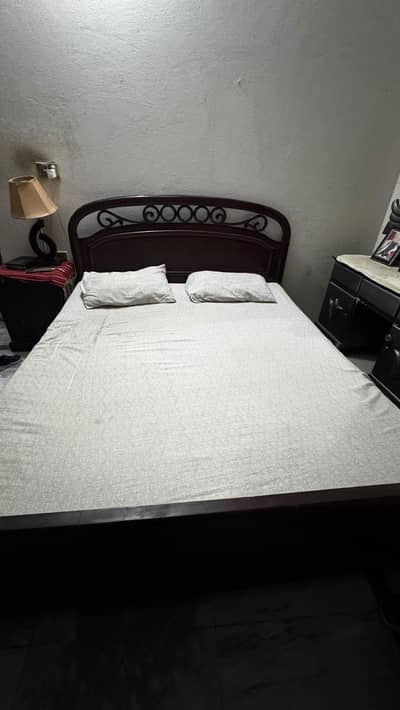 wooden queen bed