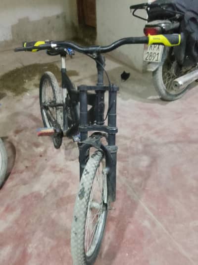 bhut achi cycle hai  price bi bilkul Sahi hai or chalna ma makhan hai