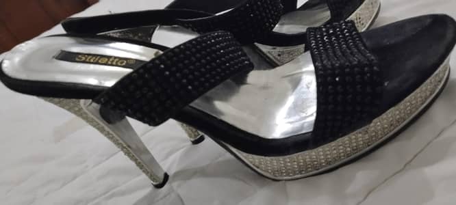 high heels and jewelry set