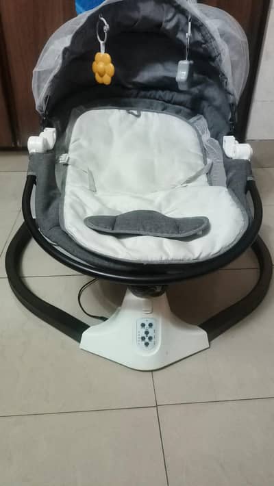 Electric baby swing