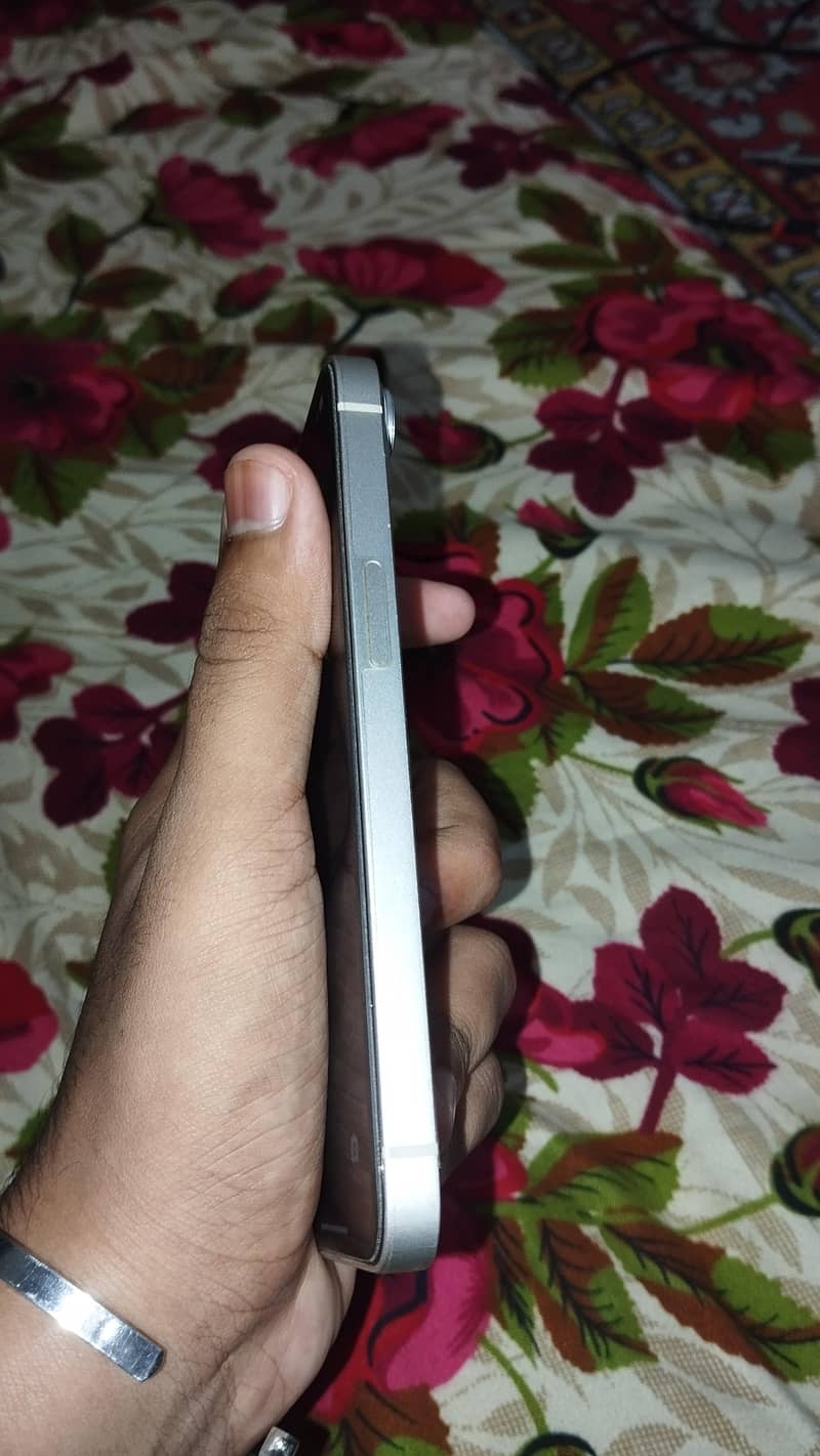 Apple iPhone 13 6