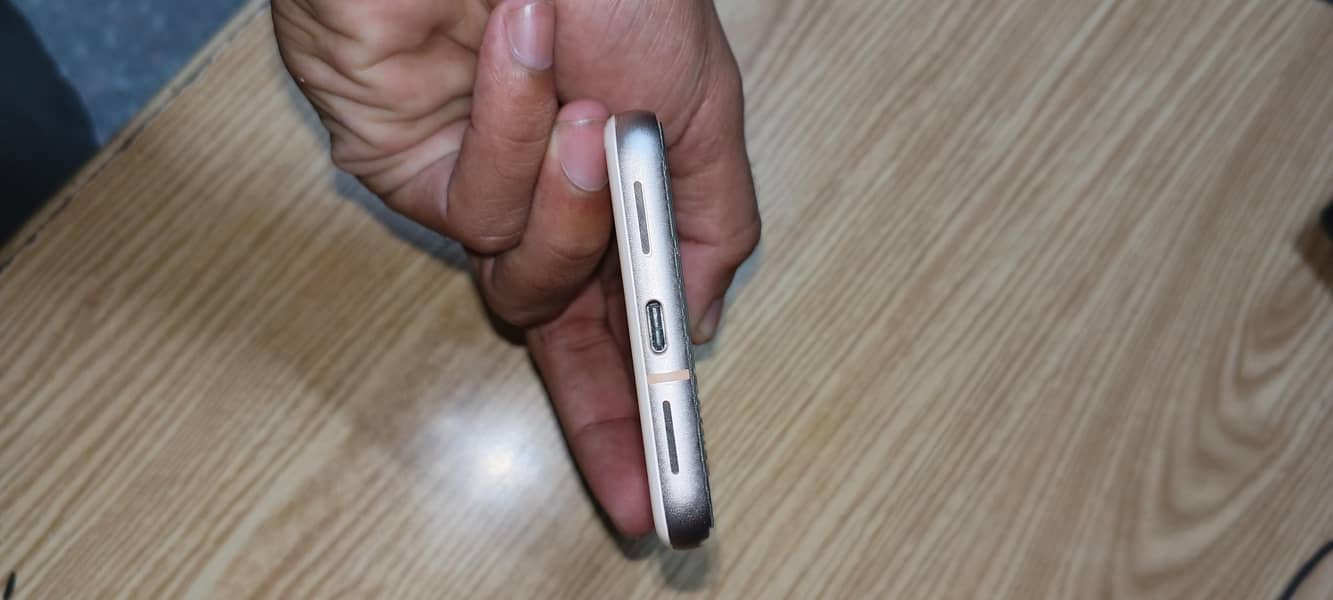 Google Pixel 8 4