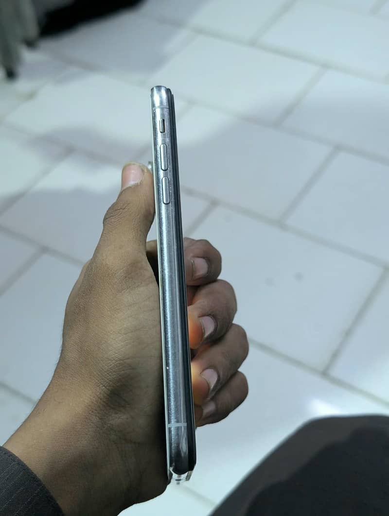 Apple iPhone X 3