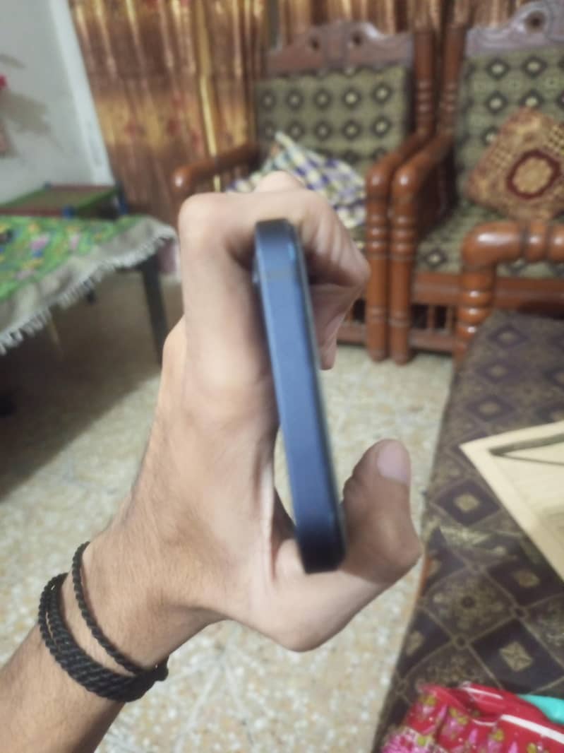 Apple iPhone 12 4