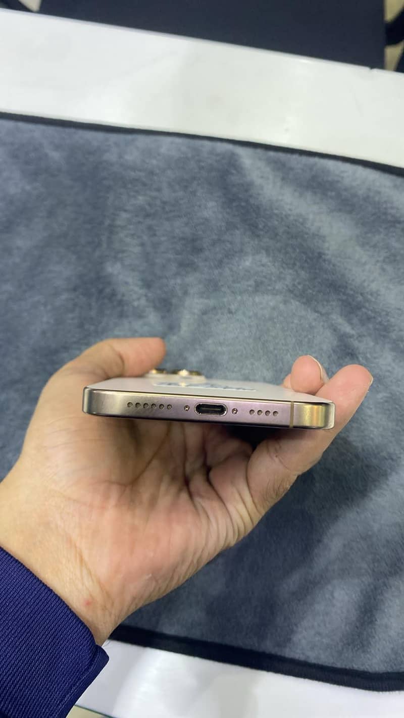 Apple iPhone 16 Pro Max 1