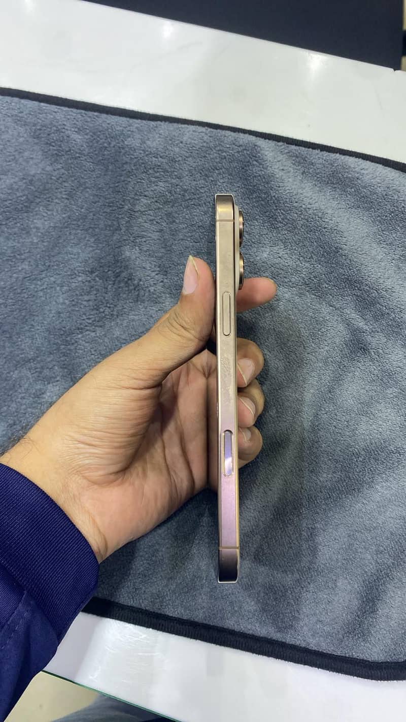 Apple iPhone 16 Pro Max 2