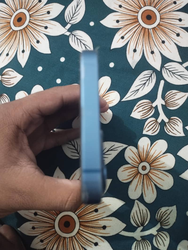 Apple iPhone 13 3