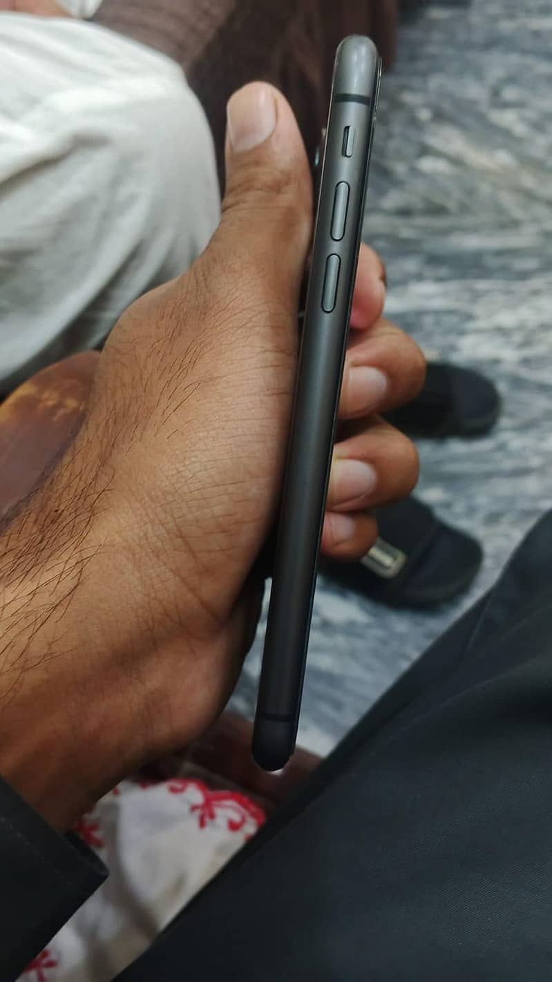 Apple iPhone 11 3