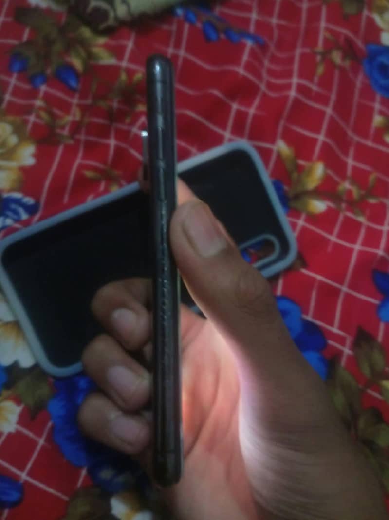 Apple iPhone X 4