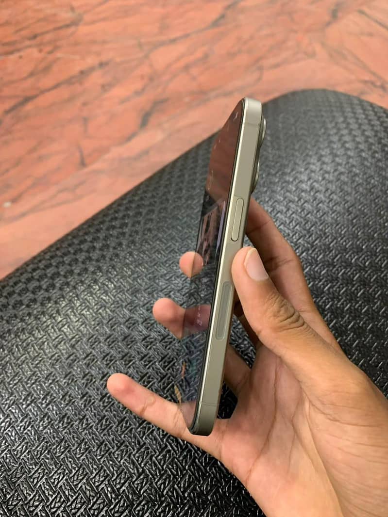 Apple iPhone 15 Pro 4