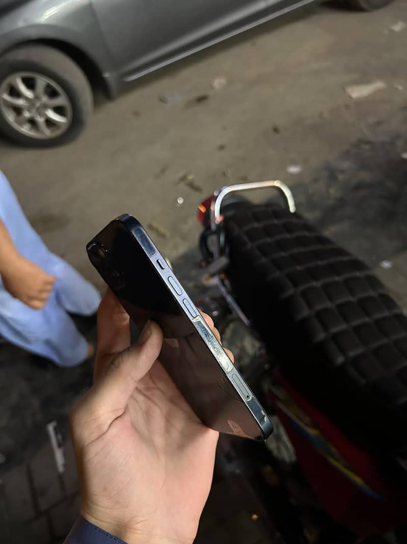 Apple iPhone 13 2