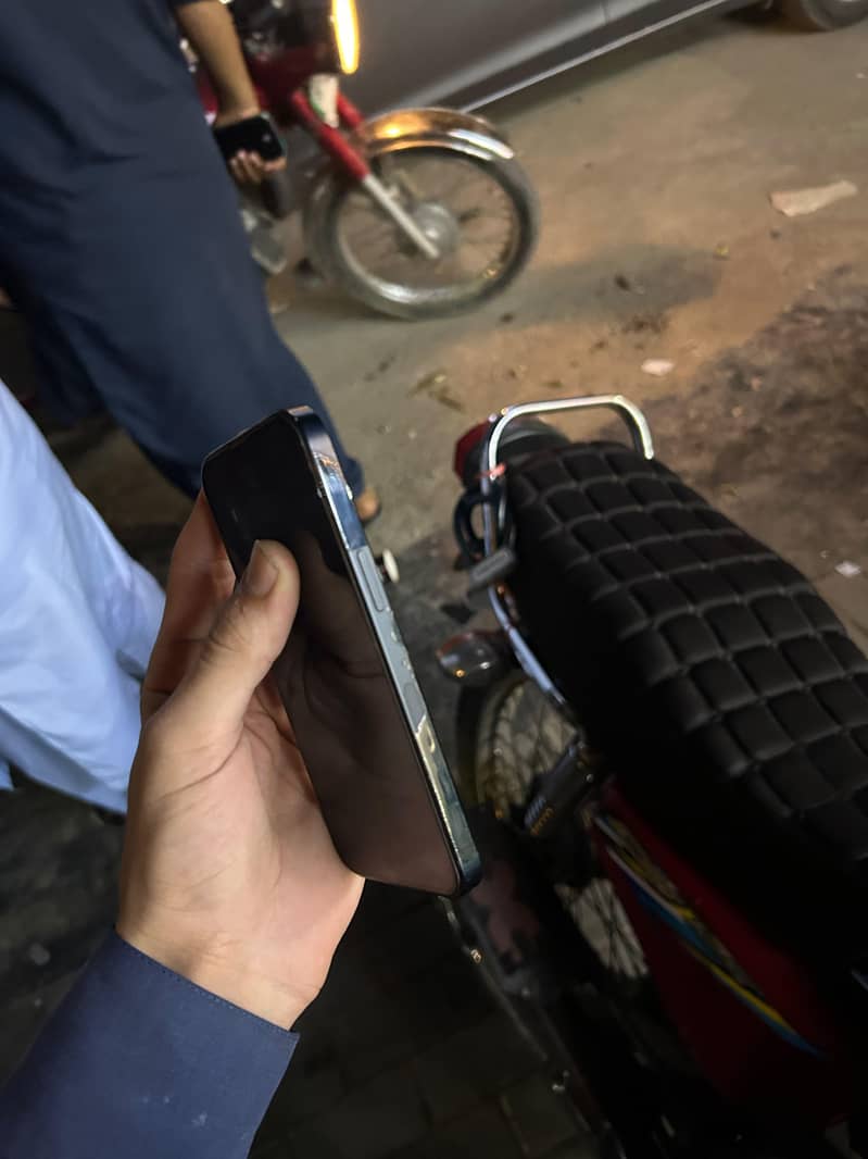 Apple iPhone 13 5