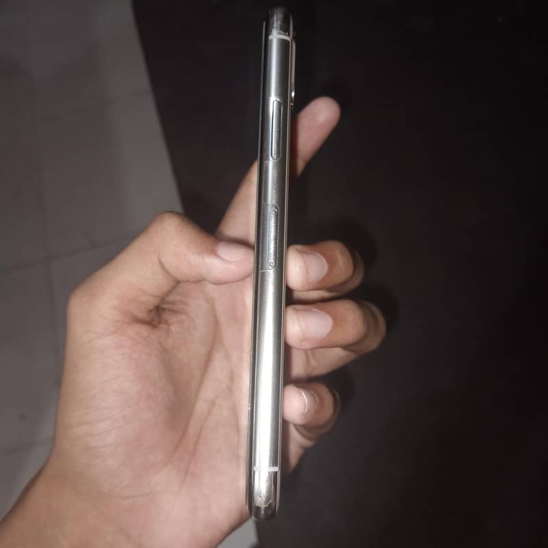Apple iPhone X 4