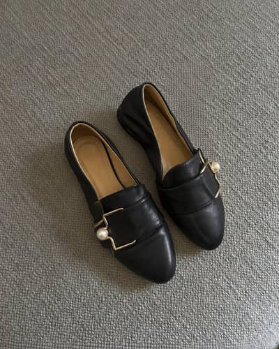 Thrift black pumps
