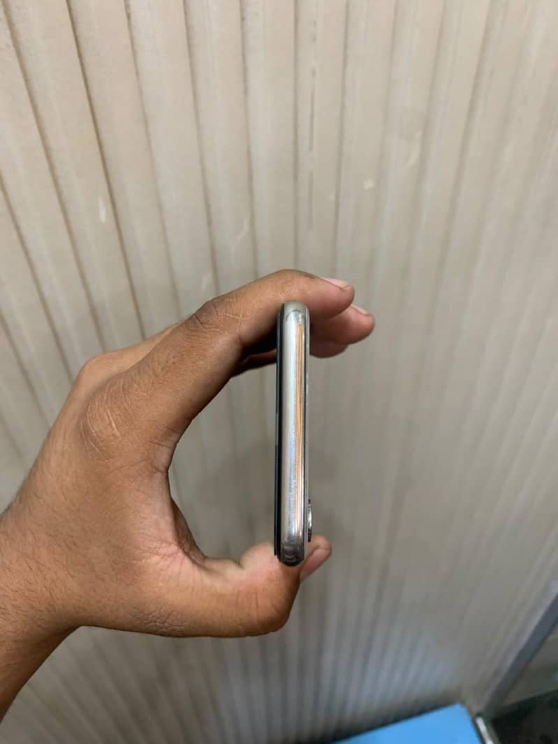 Apple iPhone X 4