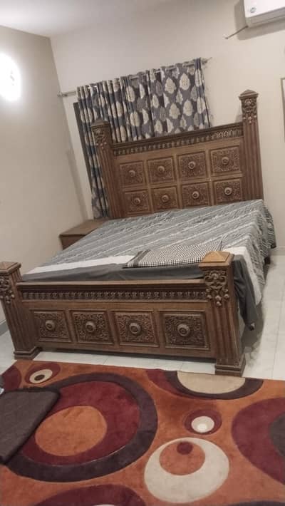 king bed, 2 side tables, dressing table.