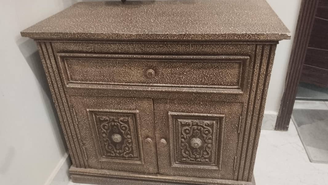 king bed, 2 side tables, dressing table. 2
