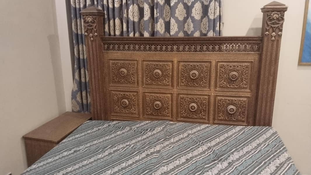 king bed, 2 side tables, dressing table. 4