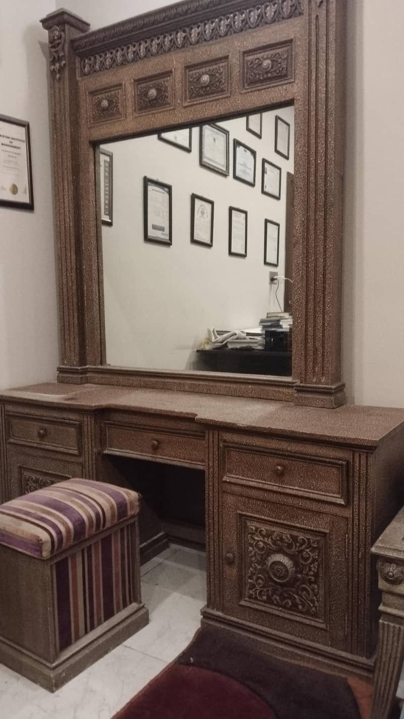 king bed, 2 side tables, dressing table. 5