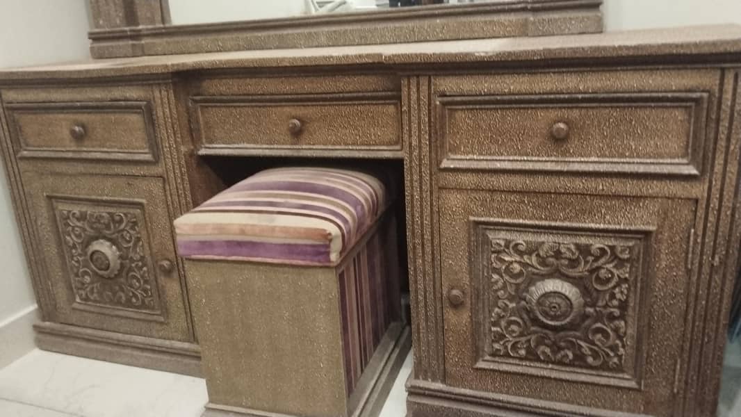 king bed, 2 side tables, dressing table. 7