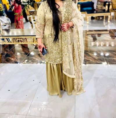 unsticted dress golden colur