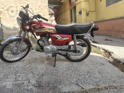 Honda CG 125 Red – Excellent Looks, Powerful Engine