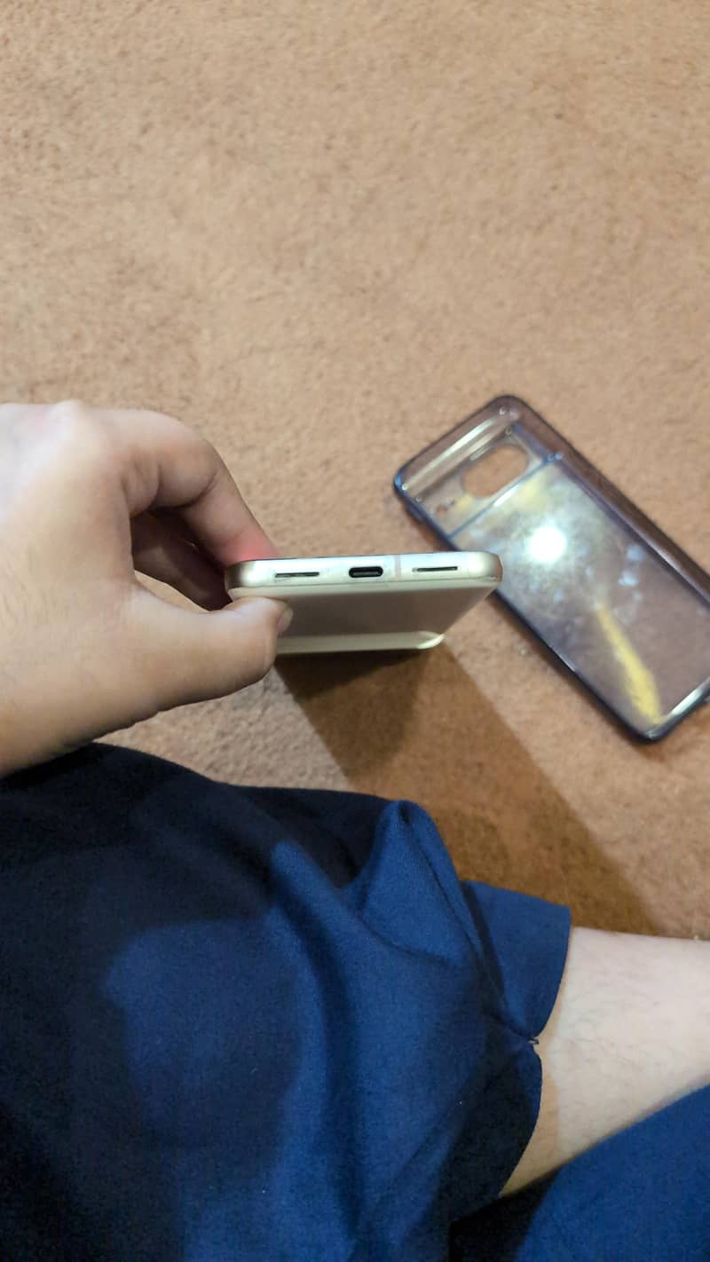 Google Pixel 8 4