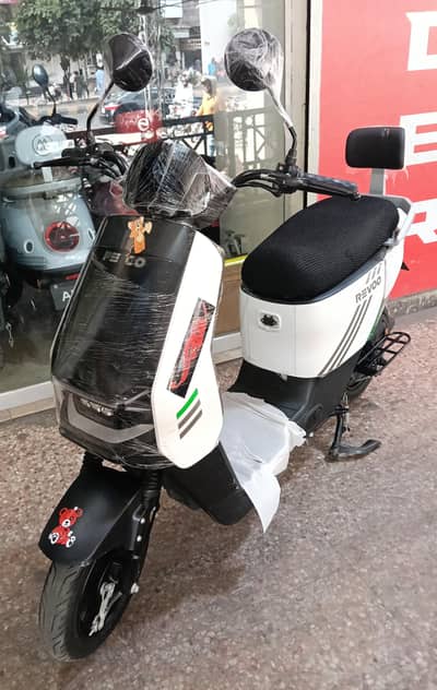 Revoo A10 electric scooty