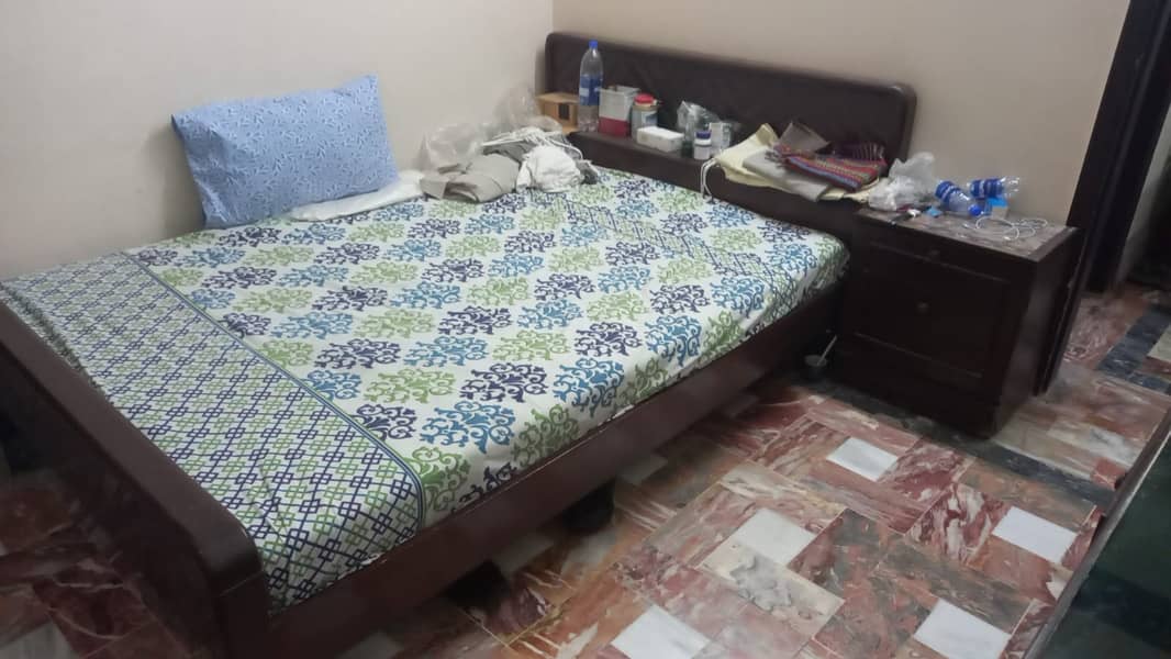 1 master Bed, 2 Dressing Table, Side Table 0