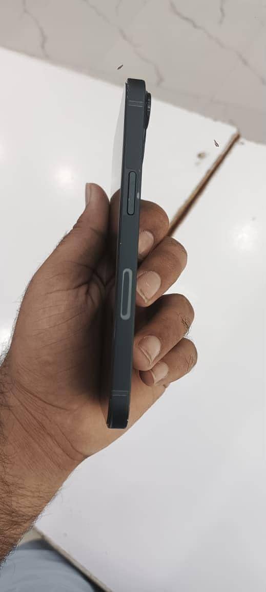 Apple iPhone 13 4